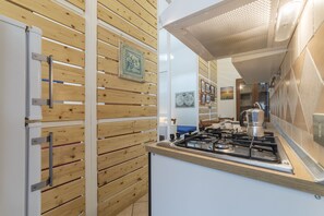 スタジオ | 専用簡易キッチン | 大型 冷蔵庫、オーブン、コンロ、コーヒー / ティーメーカー