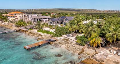 Oceanfront DREAM with private beach,pier,jacuzzi.