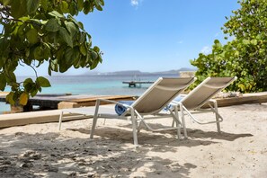 Plage, chaises longues, serviettes de plage