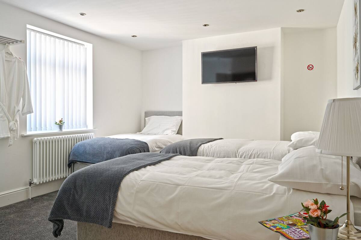 Iron/ironing board, cribs (surcharge), WiFi (free), bed sheets