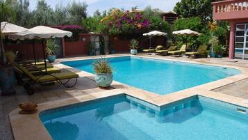 2 piscines extérieures, parasols de plage, chaises longues