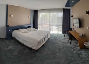 Superior Room | In-room safe, individually decorated, soundproofing, iron/ironing board - les jardins du lac (Trizay)