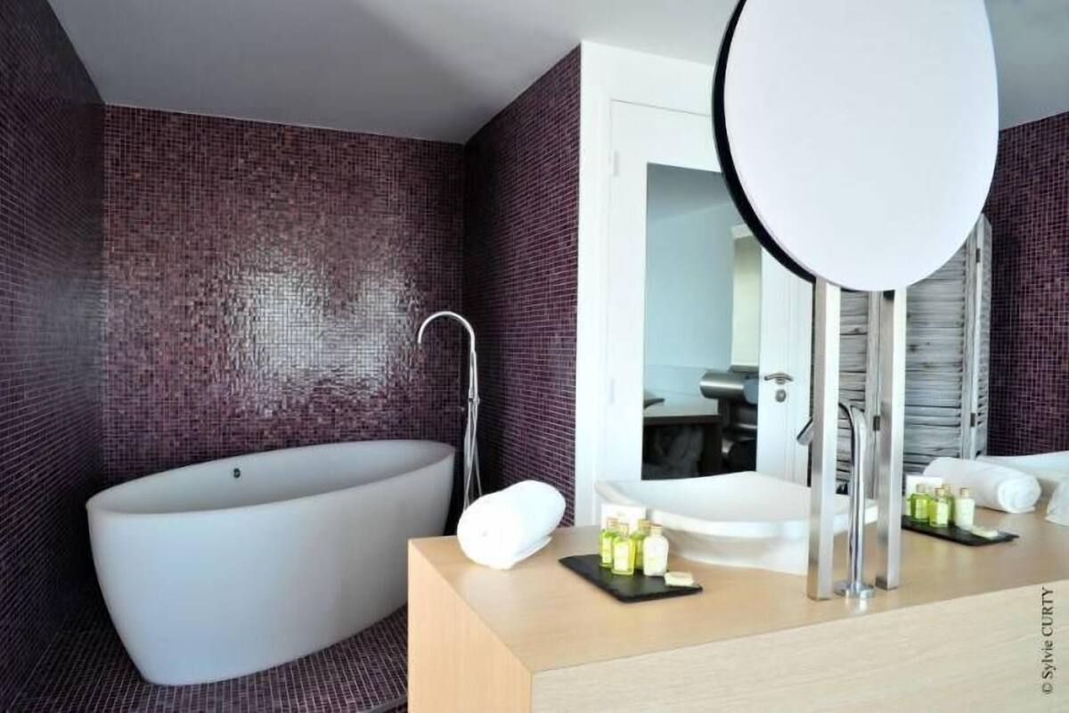 Royal kamer | Badkamer | Een haardroger, pantoffels, handdoeken, zeep