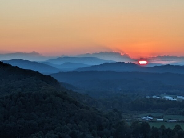 A mountainous landscape with a sunset. - Long Range Mountain & Valley Views from this Beautiful Chalet (Murphy)