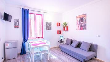 Apartamento de diseño, 1 habitación | Zona de estar | Una televisión