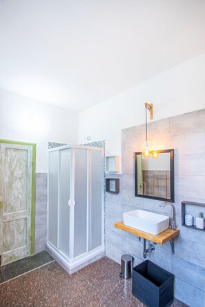 Rom – comfort, balkong (King) | Bad | Dusj, toalettartikler (inkludert), hårføner og badekåper