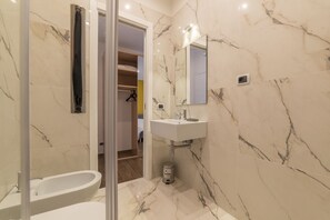 Habitación doble (Salandra Gialla) | Baño | Ducha, cabezal de ducha tipo lluvia, secador de pelo y bidé