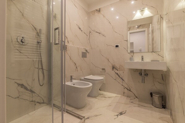 Double Room (Salandra Viola) | Bathroom | Shower, rainfall showerhead, hair dryer, bidet - Guest House Sallustiano (Rome)