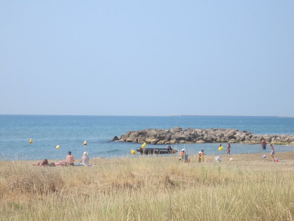 Plage, chaises longues