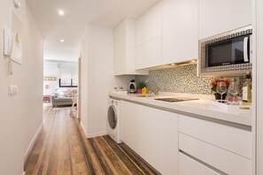 Geladeira, micro-ondas, cooktop, cafeteira/chaleira