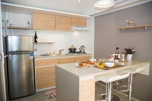 Mobile Unterkunft, 2 Schlafzimmer (Dalia) | Eigene Kochnische | Kühlschrank, Herdplatte, Kochgeschirr/Geschirr/Besteck