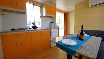 Mobile Home, 2 Bedrooms (Charmeur) | Private kitchen | Fridge, stovetop, cookware/dishes/utensils