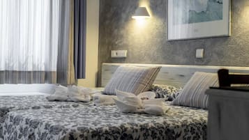 Una scrivania, postazione laptop, insonorizzazione, Wi-Fi gratuito