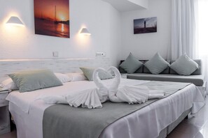 Desk, laptop workspace, soundproofing, free WiFi -  Hostal Bellavista Formentera (Formentera)
