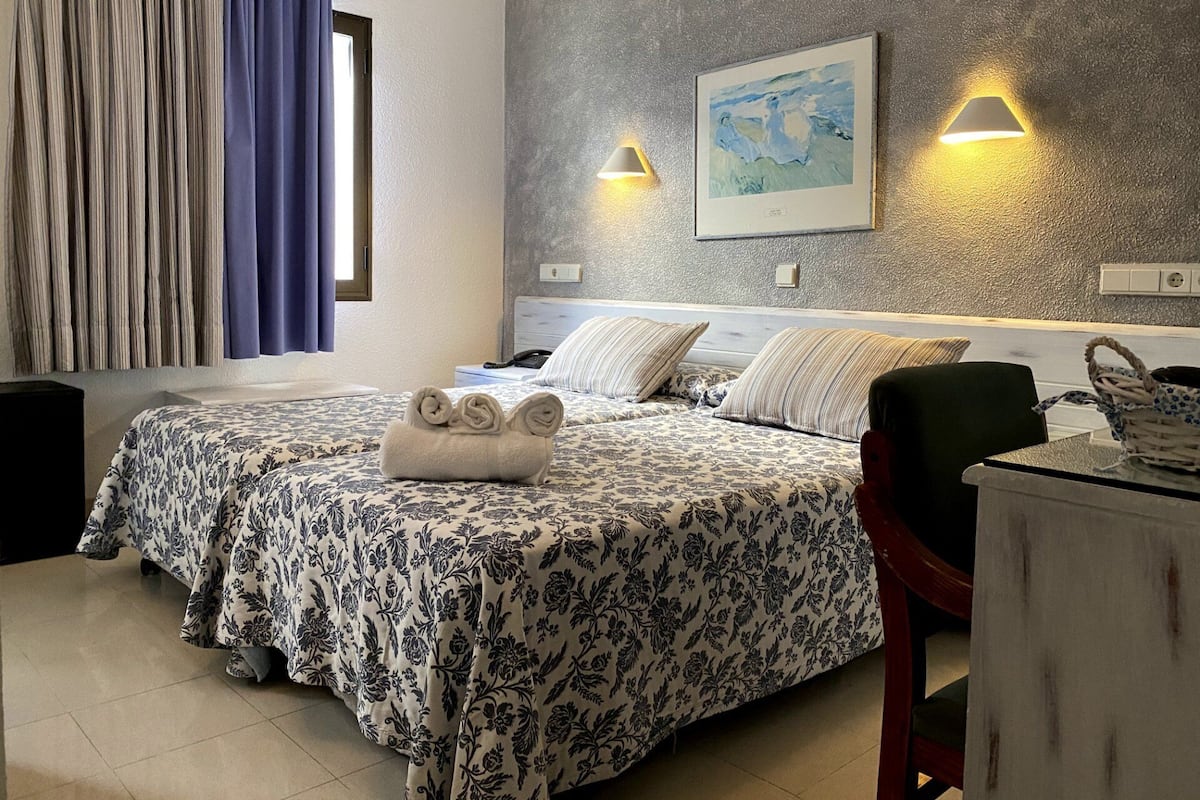 Economy Twin Room | Desk, laptop workspace, soundproofing, free WiFi