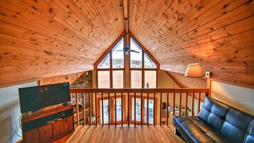 Älytelevisio, takka, videopelejä, DVD-soitin