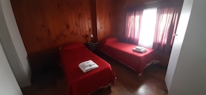 Basic Double Room | Down comforters, bed sheets - Hotel Los Duendes Bariloche (San Carlos de Bariloche)