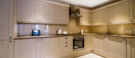 Apartment | Eigene Küche | Großer Kühlschrank, Mikrowelle, Ofen, Herdplatte