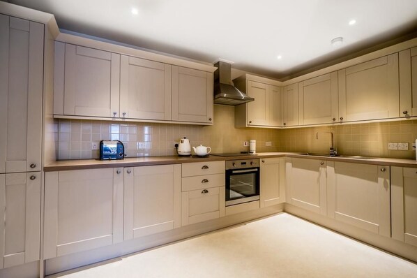 Two-Bedroom Apartment | Private kitchen | Full-size fridge, microwave, oven, stovetop
