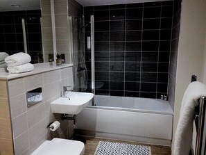 Appartement luxueux | Salle de bain | Articles de toilette (gratuits), séchoir à cheveux, serviettes fournies