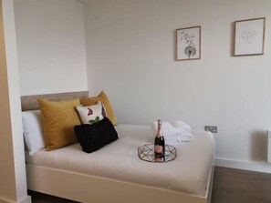 One-Bedroom Apartment | 1 bedroom, soundproofing, iron/ironing board, free WiFi - A Modern Studio With Great City Views - 17th Floor, City Views & 2 Minutes to Canal (Birmingham)