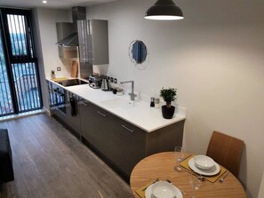 One-Bedroom Apartment | Private kitchen | Fridge, microwave, oven, stovetop - A Modern Studio With Great City Views - 17th Floor, City Views & 2 Minutes to Canal (Birmingham)
