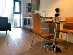 Appartement luxueux | Cuisine privée | Réfrigérateur, four à micro-ondes, un four, surface de cuisson