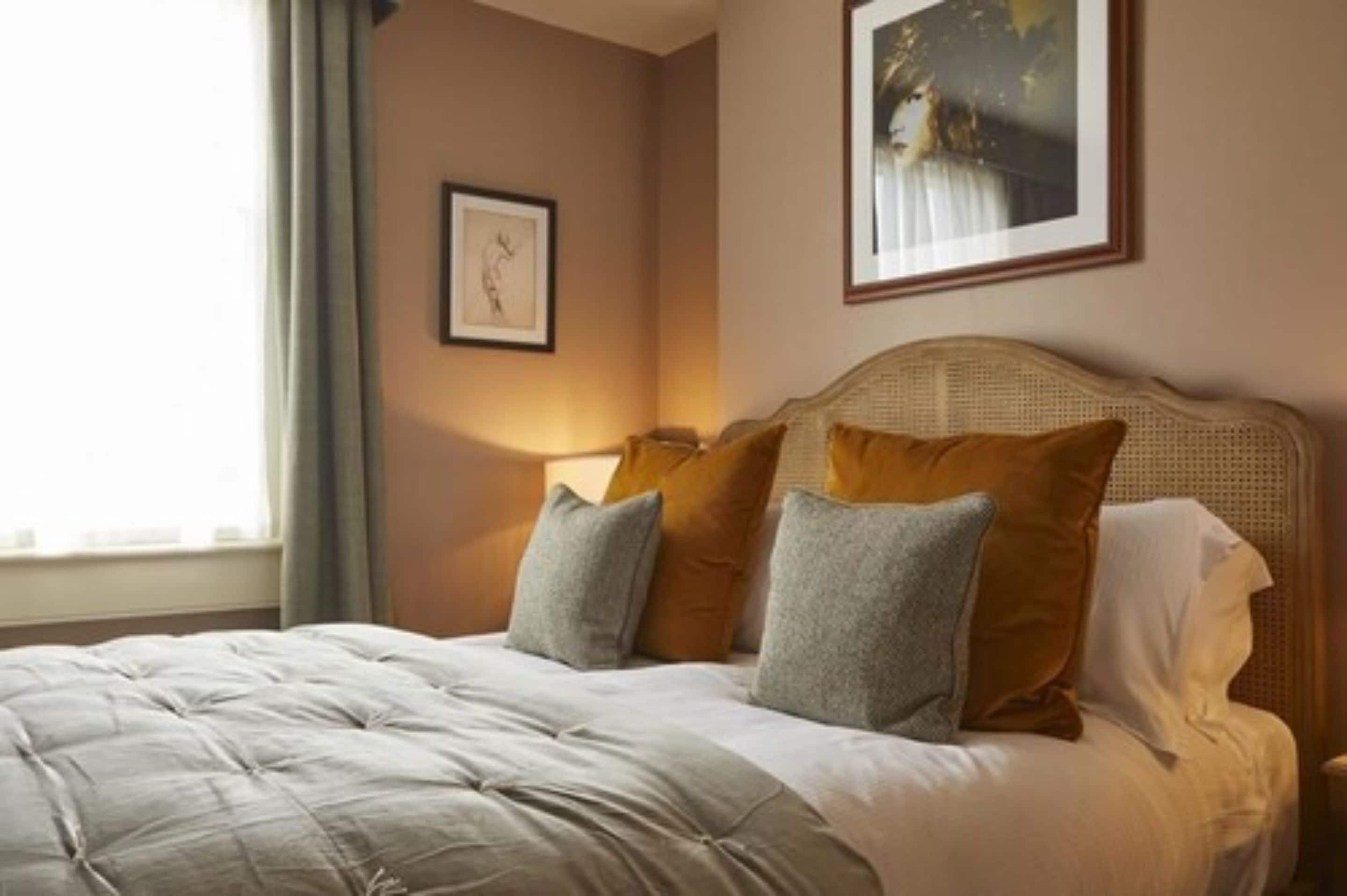 standard double room, 1 king bed | 1 bedroom, in-room safe, desk, iron/ironing board