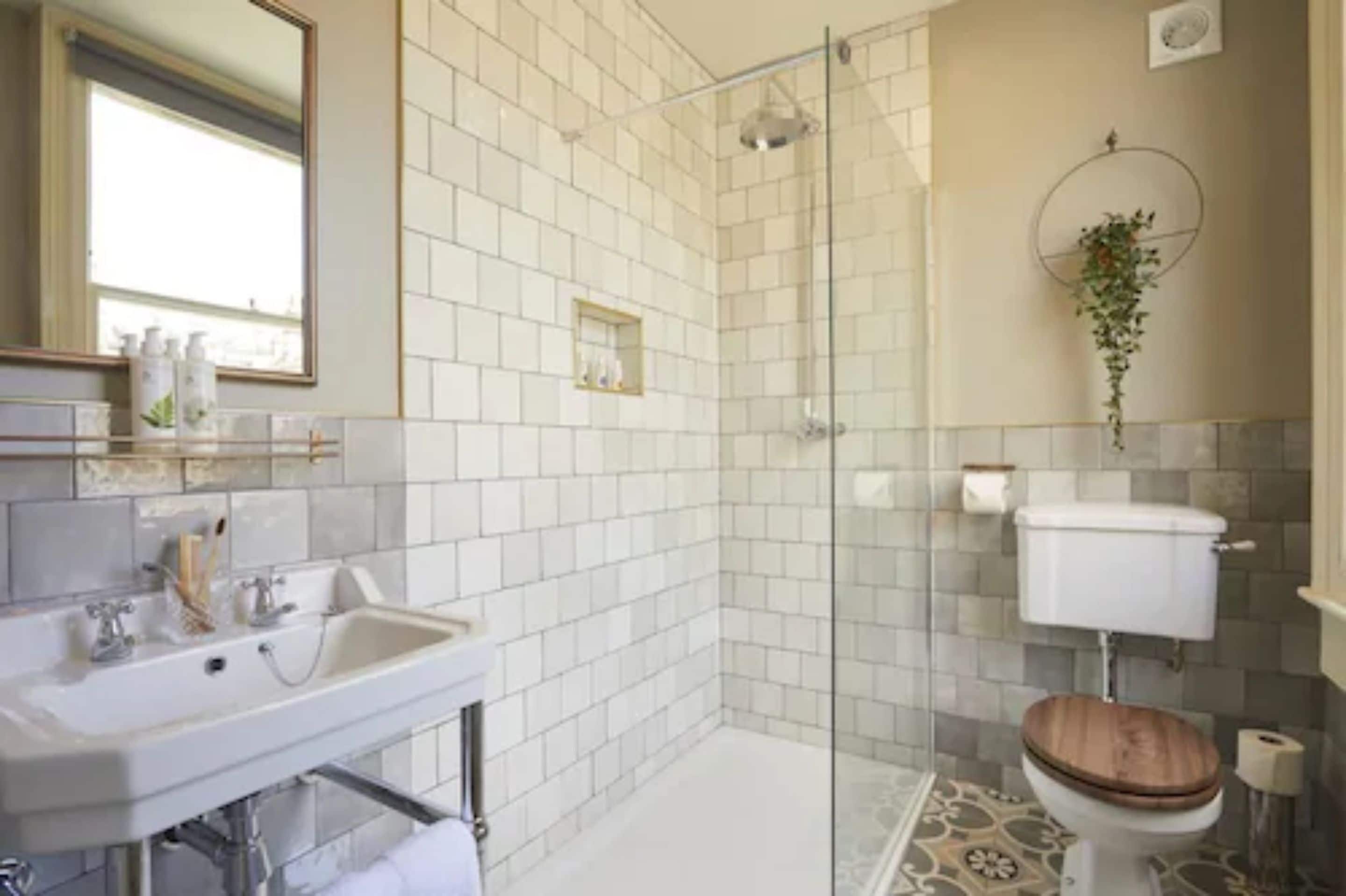 shower, free toiletries, hair dryer, towels