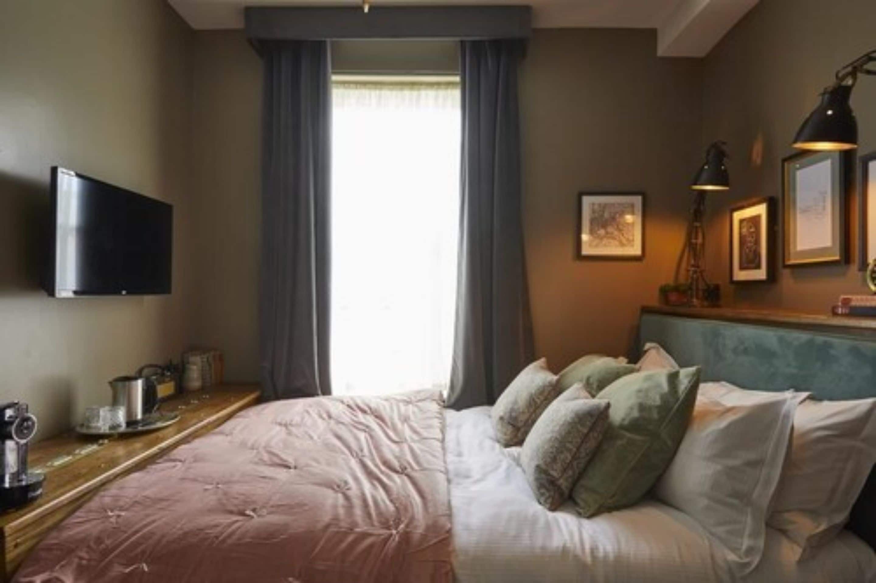 standard double room, 1 king bed | 1 bedroom, in-room safe, desk, iron/ironing board