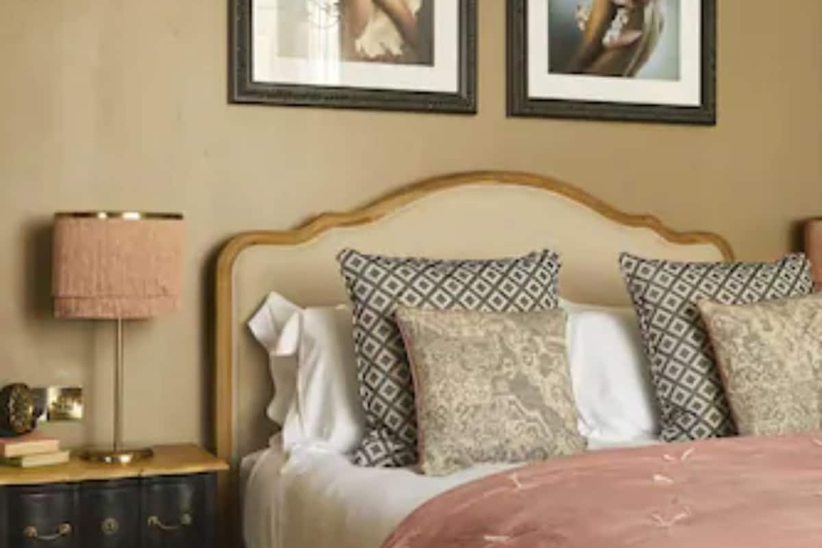 signature double room, 1 king bed | 1 bedroom, in-room safe, desk, iron/ironing board