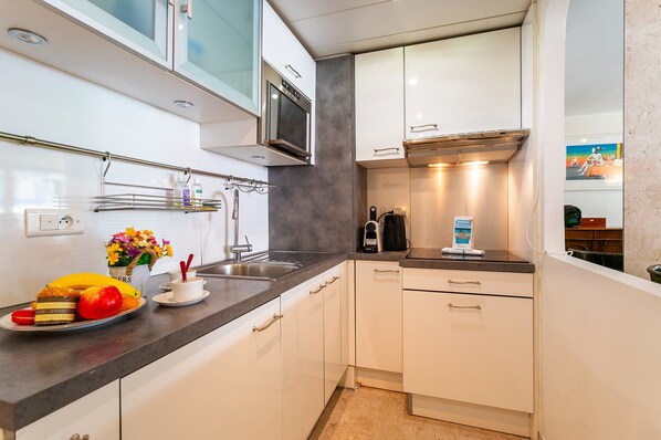 Fridge, microwave, oven, coffee/tea maker