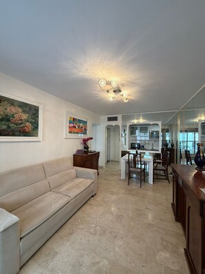 TV - MASSENET VIEW AP4168 by RIVIERA HOLIDAY HOMES (Niza)