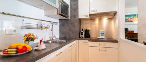 Fridge, microwave, oven, coffee/tea maker