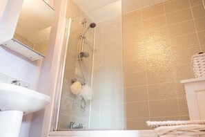 Luxury Townhome | Bathroom | Combined shower/tub, free toiletries, hair dryer, towels
