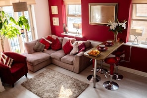 Luxury Townhome | Living area - Modern Canalside City Townhouse - Parking & Garden (Leeds)