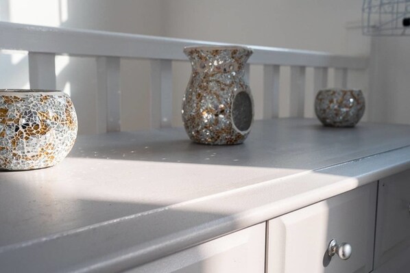 A kitchen counter with three mosaic-patterned ceramic vases. - Modern Canalside City Townhouse - Parking & Garden (Leeds)