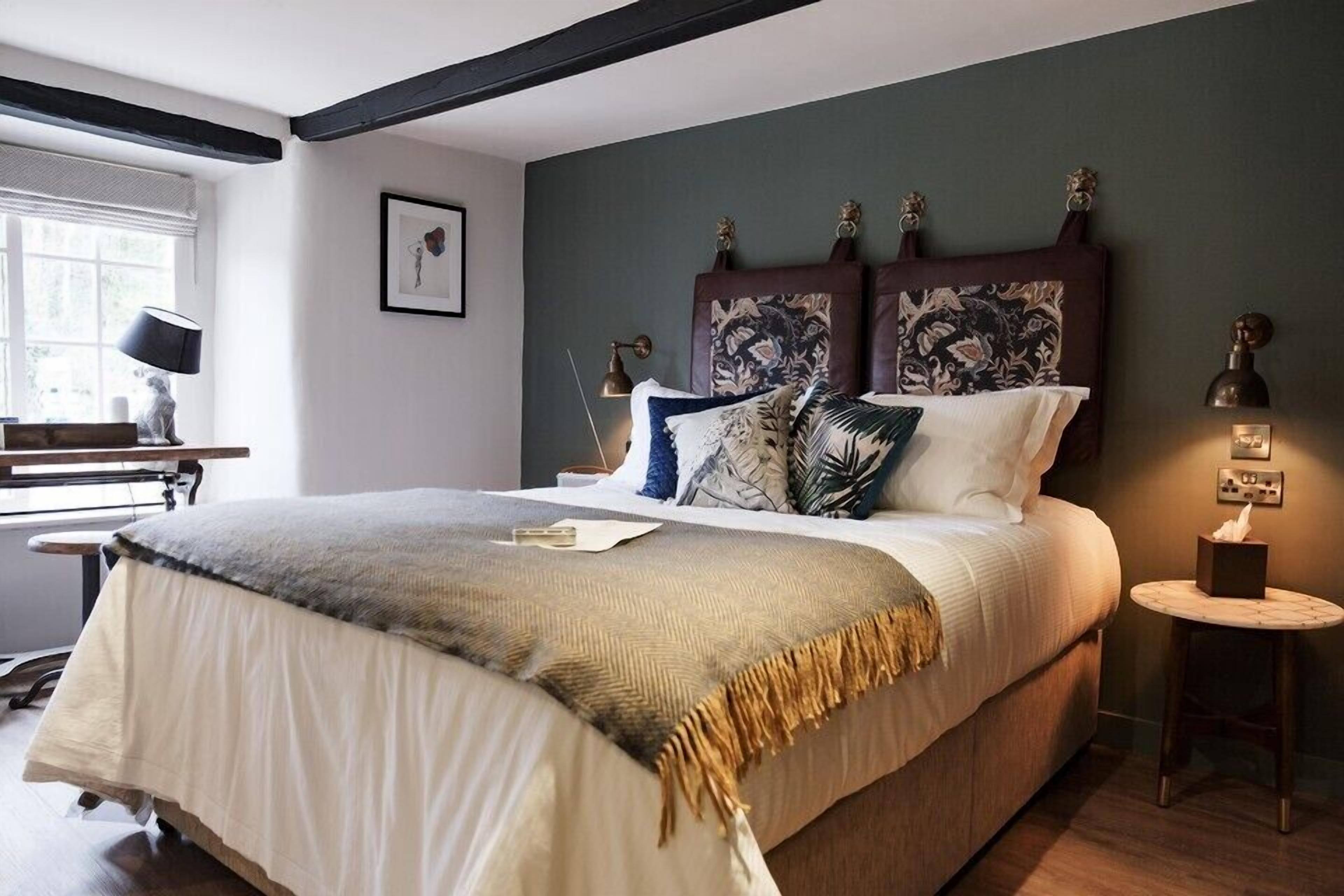 Minibar, desk, iron/ironing board, free WiFi