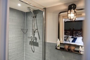 Bathroom shower - Castle Inn (Wareham)