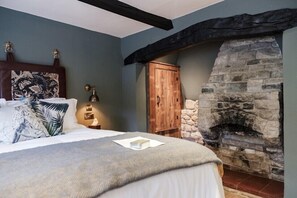 King Room | Minibar, desk, iron/ironing board, free WiFi - Castle Inn (Wareham)