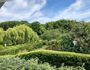 Property grounds - Cosy studio with access to terrace and garden 3km from Bidart center (Bidart)