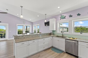 Fridge, microwave, oven, stovetop - Steps To Beach | Private Pool | Pet-Friendly (Port Saint Joe)