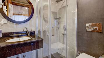 Deluxe Room Sea View | Banheiro | Chuveiro, chuveiro com efeito de chuva, secador de cabelo