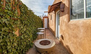 Terrace/patio - Adobe Casita Downtown - King Bed + Patio * Spacious 450 Sq Ft (Santa Fe)