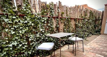 Adobe Casita Downtown - King Bed + Patio * Spacious 450 Sq Ft