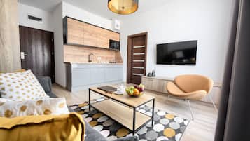 1 habitación, decoración personalizada, muebles diferentes y escritorio