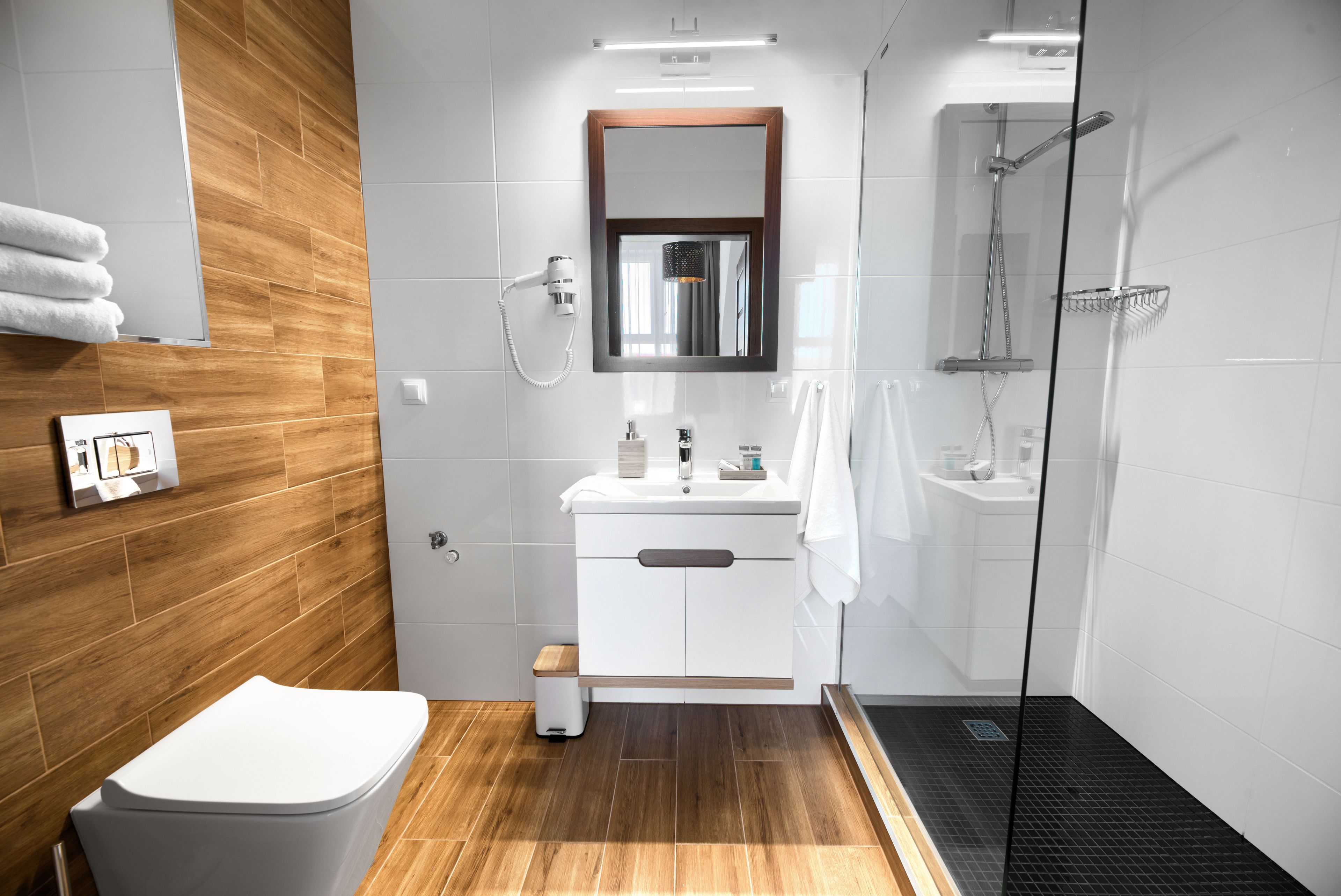Shower, rainfall showerhead, free toiletries, hair dryer