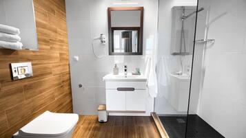 Shower, rainfall showerhead, free toiletries, hair dryer