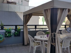 Outdoor dining - Apartment in the historic center of Porto - With a beautiful and large terrace (Porto)