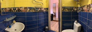 Superior Suite | Bathroom | Shower, towels, toilet paper - Mini-otel Novoberegovoi (Odesa)